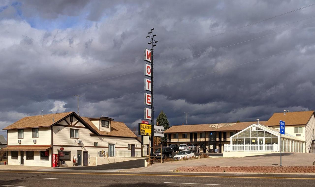 Aquarius Inn Bicknell エクステリア 写真