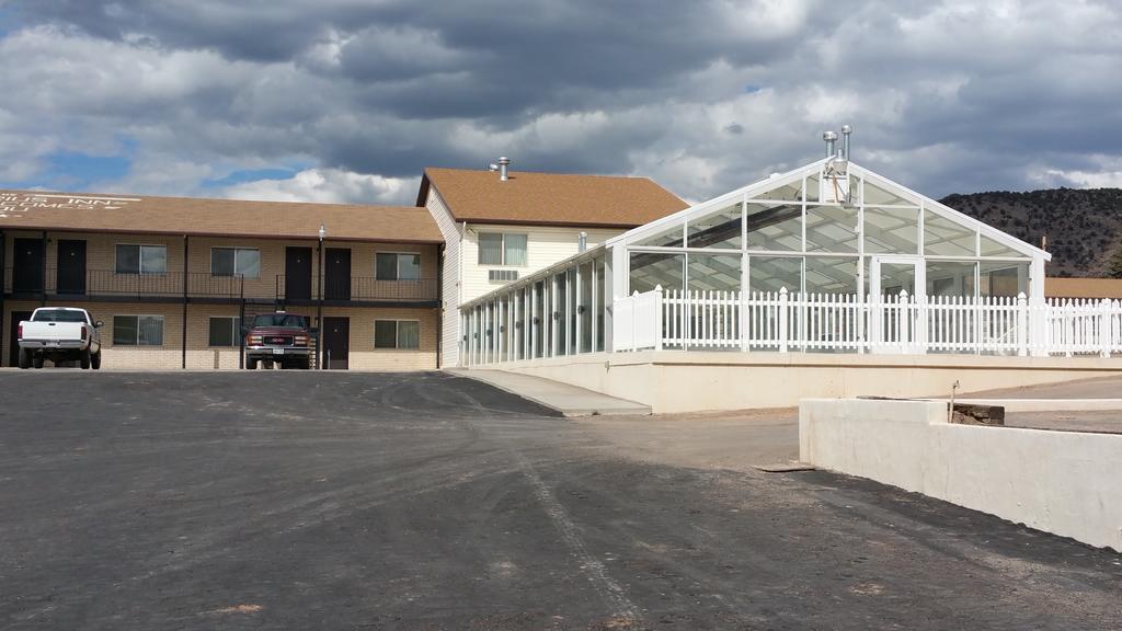 Aquarius Inn Bicknell エクステリア 写真