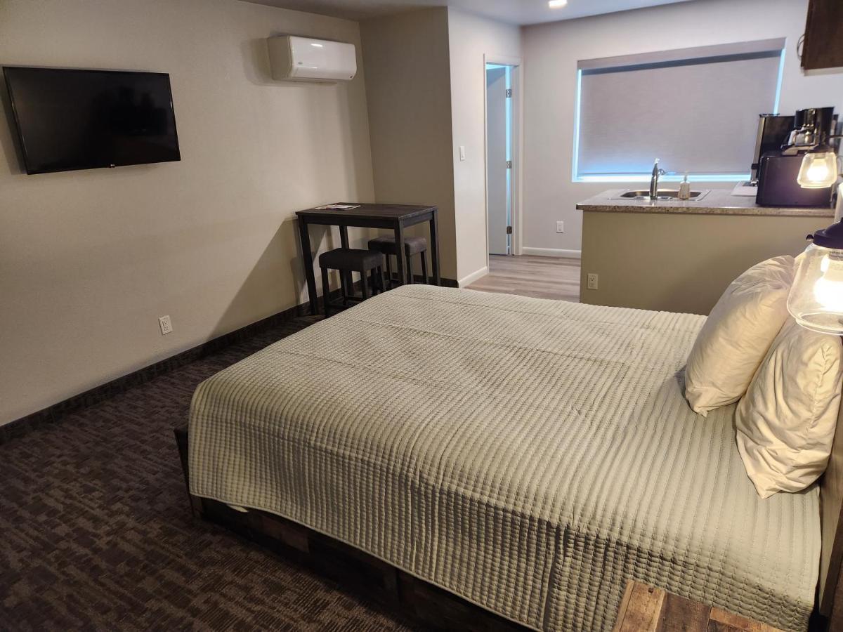 Aquarius Inn Bicknell エクステリア 写真