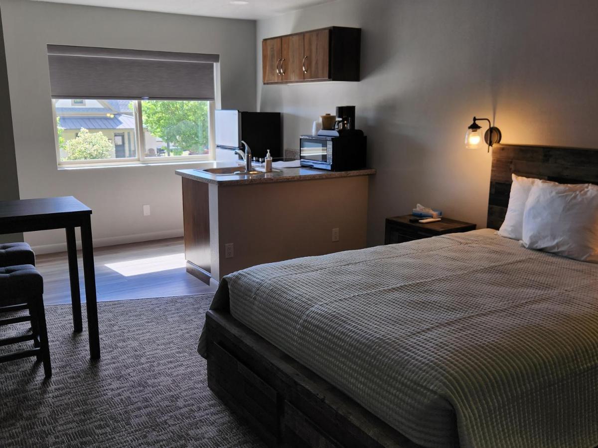 Aquarius Inn Bicknell エクステリア 写真